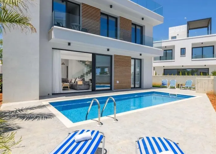 Vila By The 2