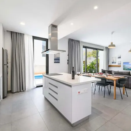 By The 2 * פרוטאראס